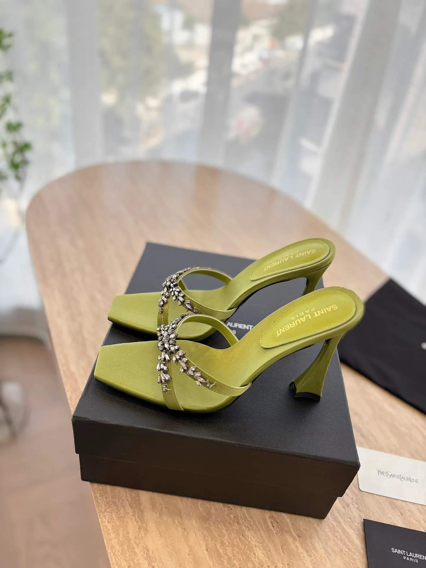 👟👟Ex-factory price 540👟👟 High version "SAINT LAUREN*" Saint Laurent YSL 25ss/spring and summer new catwalk style large rhinestone high-heeled shoes and sandals. Only YSL understands women's hearts best and does not accept refutation. It is a super invincible feminine artifact and a must-have for women (z-product full-body customization, own molded hardware accessories, perfect consistency). Compare the differences between pictures and goods on the market. ✔Upper: Customized imported calf patent leather/silk ✔Lining: Imported 🐑sheep leather ✔Sole: Imported genuine leather outsole ✔Heel height: 10.5cm ✔Number of yards: 35-39 (40 can be customized and non-returnable) (Full set of packaging)